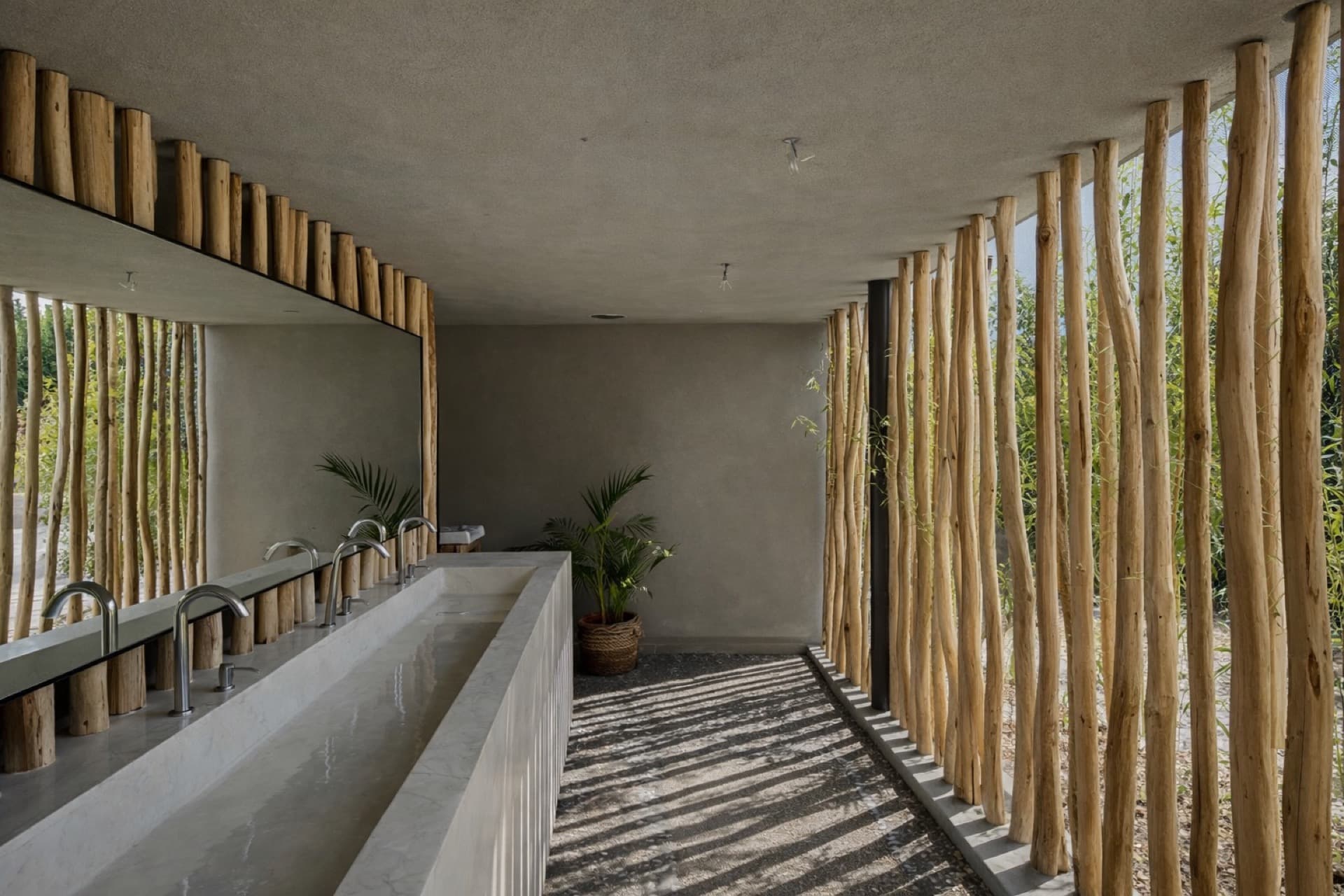 Pergola en bois d'eucalyptus au bord d'une piscine