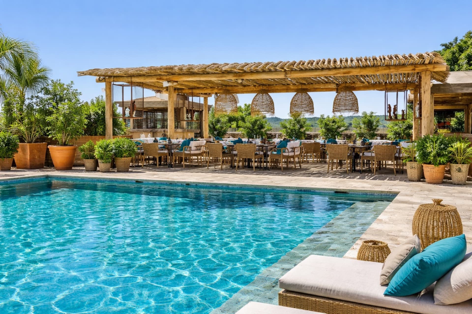 Pergola en bois d'eucalyptus au bord d'une piscine