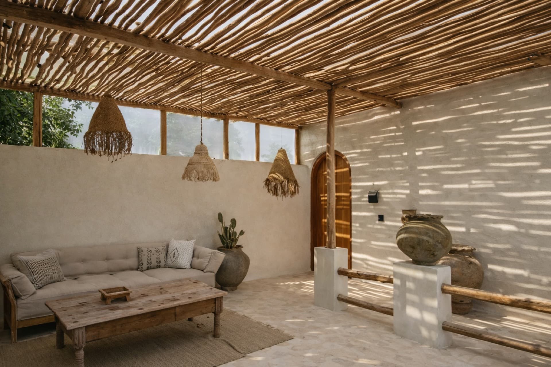 Pergola en bois d'eucalyptus au bord d'une piscine